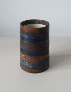 Wim Fiege - Roestbruin en blauw gestreept aardewerk vaasje kopen? Bied vanaf 18!