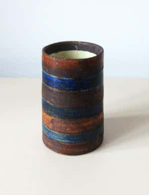 Wim Fiege - Roestbruin en blauw gestreept aardewerk vaasje verkocht voor € 18!