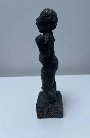 Carolein Smit - Bronzen sculptuur | Jongetje met bal kopen? Bied vanaf 200!