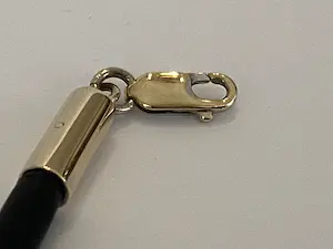 Zwart rubberen colier met gouden sluiting kopen? Bied vanaf 80!
