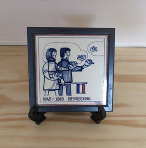 Niet of onleesbaar gesigneerd - Bevrijdingstegel 1945-1985 - 40 bevrijding - gesigneerd CNS kopen? Bied vanaf 10!
