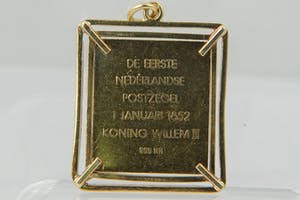 1306 - Vierkant gouden 'De eerste postzegel in goud' Penning in 14krt montuur kopen? Bied vanaf 380!