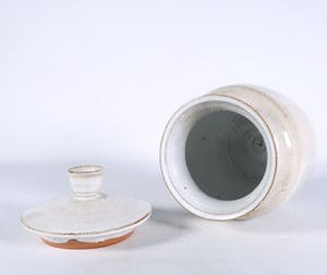 Dirk Hubers - Aardewerk, Dekselpot en schaal op voet kopen? Bied vanaf 80!