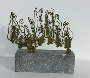 Linda Verkaaik - Drie beeldjes van messing op hardstenen sokkel, The Wave kopen? Bied vanaf 150!