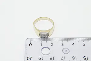 80 - Stijlvolle 14krt gouden pavé ring met 4 briljant gesl. (0.30ct) diamant kopen? Bied vanaf 230!