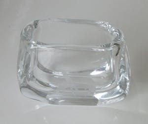 Niet of onleesbaar gesigneerd - Zweedse dikwandige glazen vaas met etsdecor van gestileerde herten kopen? Bied vanaf 10!