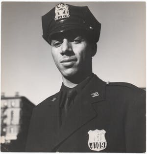 Richard Saunders - Black NYPD officer, gelatinezilverdruk kopen? Bied vanaf 95!