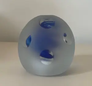 Niet of onleesbaar gesigneerd - Studio glazen gesatineerde presse papier gesigneerd Wils 2016 kopen? Bied vanaf 1!