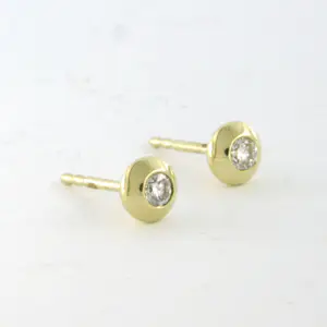 14k geel gouden oorknoppen bezet met briljant geslepen diamant tot. 0.12ct kopen? Bied vanaf 165!