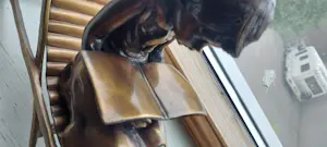 Brons (Onbekend) - Bronzen beeld; zittend meisje met boek, op strandstoel kopen? Bied vanaf 150!