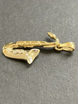 18 karaats geelgouden saxofoon bezet met een diamantje kopen? Bied vanaf 255!