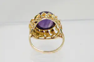 Acheter33 - 14 karaats geelgouden vintage ring gezet met cabochon geslepen amethist? Enchérissez de 440!