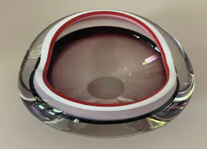 Niet of onleesbaar gesigneerd - Murano - Sommerso paars, roze en witte asbak met rode rand kopen? Bied vanaf 1!