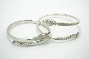 42- TWEE  1e geh. zilveren  slangen armbanden - gefaseerd glad/bewerkt model kopen? Bied vanaf 60!