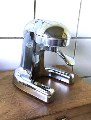 Niet of onleesbaar gesigneerd - Design citruspers chroom verkocht voor € 1!