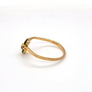18K Goud - gouden ring met diamant, saffier en smaragd. maat 56(17,75) 1,20 gr kopen? Bied vanaf 90!