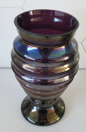 Niet of onleesbaar gesigneerd - Art Nouveau Irise paars glazen ribbelvaas kopen? Bied vanaf 10!