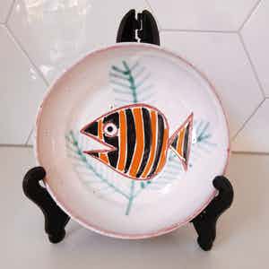 Veurse Werkplaatsen - Zeldzaam tinglazuren sierbord verkocht voor € 28!