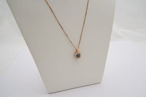 2537 - 14 Krt rose-gouden dames Halssierraad met diamanten hanger - 0.40ct kopen? Bied vanaf 220!