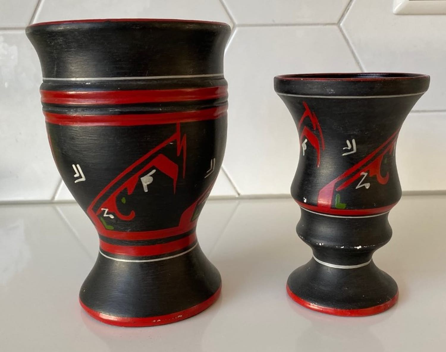 Kunstaardewerkfabriek Ed. Antheunis - Twee koudlak platelen vazen decor Irma verkocht voor € 1!