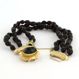 Buy 14k gouden slot bezet met granaat aan een drie rijen granaat armband - 25.6 gram? Bid from 360!