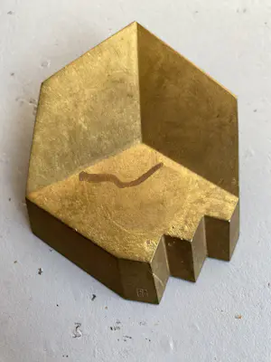 Niko de Wit - Jaarpenning VPK 1990 (#1) “Getrapt blok” – messing kopen? Bied vanaf 20!