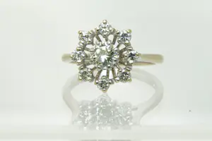 Acheter08 - 18 karaats witgouden diamanten ring met ca 0.90 crt briljant? Enchérissez de 900!