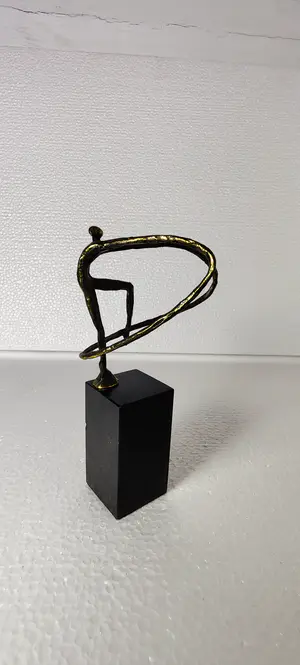 Niet of onleesbaar gesigneerd - Een prachtige bronzen beeldje gymnaste kopen? Bied vanaf 1!