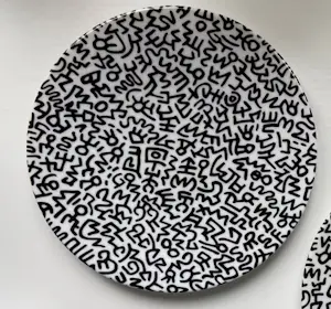 Keith Haring - porseleinen verzamelbord Ligne Blanc handgeschilderd wit/zwart Limited Edition kopen? Bied vanaf 150!