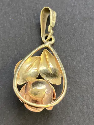 14 karaats geelgouden hanger met rosékleurige roos kopen? Bied vanaf 135!