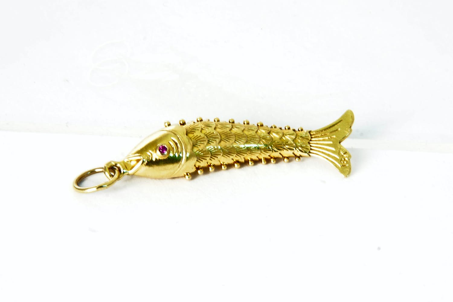 18- Sierlijke en flexibele 18 Krt geel-gouden "geschubte Vis" hanger kopen? Bied vanaf 130!