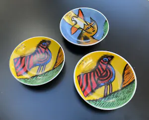 Corneille - TWEE KOFFIEBEKERS, DRIE SCHAALTJES, DRIE ONDERZETTERS kopen? Bied vanaf 56!