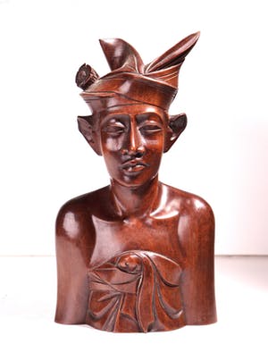 Niet of onleesbaar gesigneerd - Tropisch houten sculptuur van een jongeman met frangipani bloem- Bali, Indonesië kopen? Bied vanaf 1!