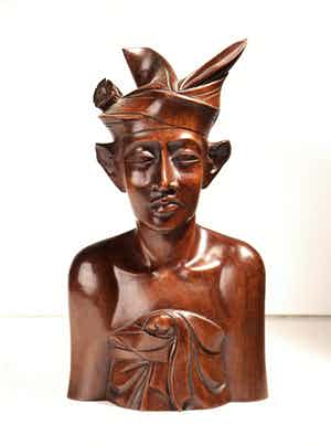 Niet of onleesbaar gesigneerd - Tropisch houten sculptuur van een jongeman met frangipani bloem- Bali, Indonesië verkocht voor € 1!