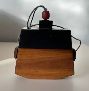 Niet of onleesbaar gesigneerd - Antieke handgesneden houten "Tongal" Sumba Tabaksdoos\portemonnee uit Indonesië kopen? Bied vanaf 1!