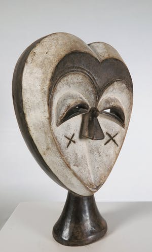 Kwele - Houten handmasker met hartvormig gezicht en wit pigment kopen? Bied vanaf 1!