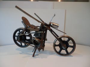 Niet of onleesbaar gesigneerd - METALEN SCULPTUUR MOTORFIETS!!! kopen? Bied vanaf 1!