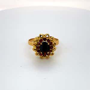 18kt gouden entouragering met granaat, mt 60/19 - 3,45gr verkocht voor € 140!