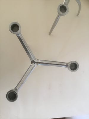 Niet of onleesbaar gesigneerd - Twee aluminium kandelaars kopen? Bied vanaf 10!