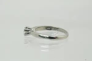 34- Moderne en stijlvolle solitair in 14 karaat witgoud met 0.25ct briljant H/VS kopen? Bied vanaf 220!