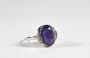 Amethist collier met 14 kt. witgouden ring bezet met diamant en amethist kopen? Bied vanaf 300!