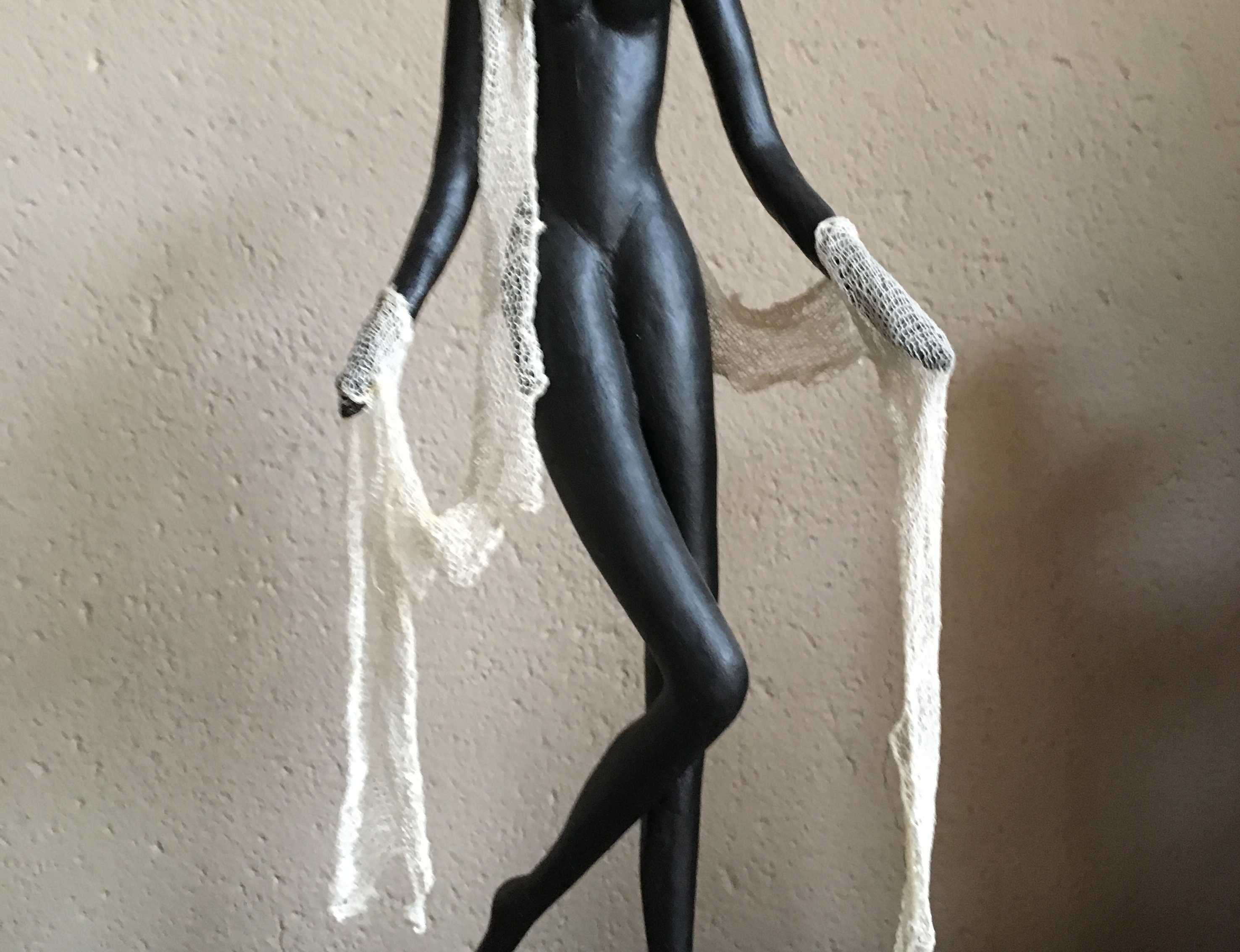 Niet of onleesbaar gesigneerd - Zwart naakt met sjaal kopen? Bied vanaf 1!