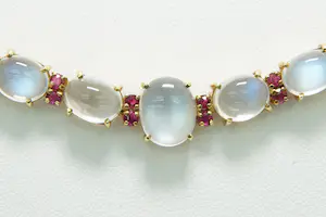 53 - Klassiek 14Krt geel gouden flexibel halssieraad met maan- en rode stenen kopen? Bied vanaf 570!