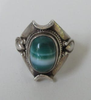 Niet of onleesbaar gesigneerd - Zilveren 925 art deco ring met Malachiet steen kopen? Bied vanaf 10!