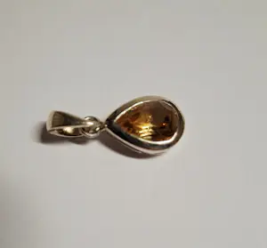 Nieuwe zilveren hanger met facet geslepen citrien: gele edelsteen kopen? Bied vanaf 65!