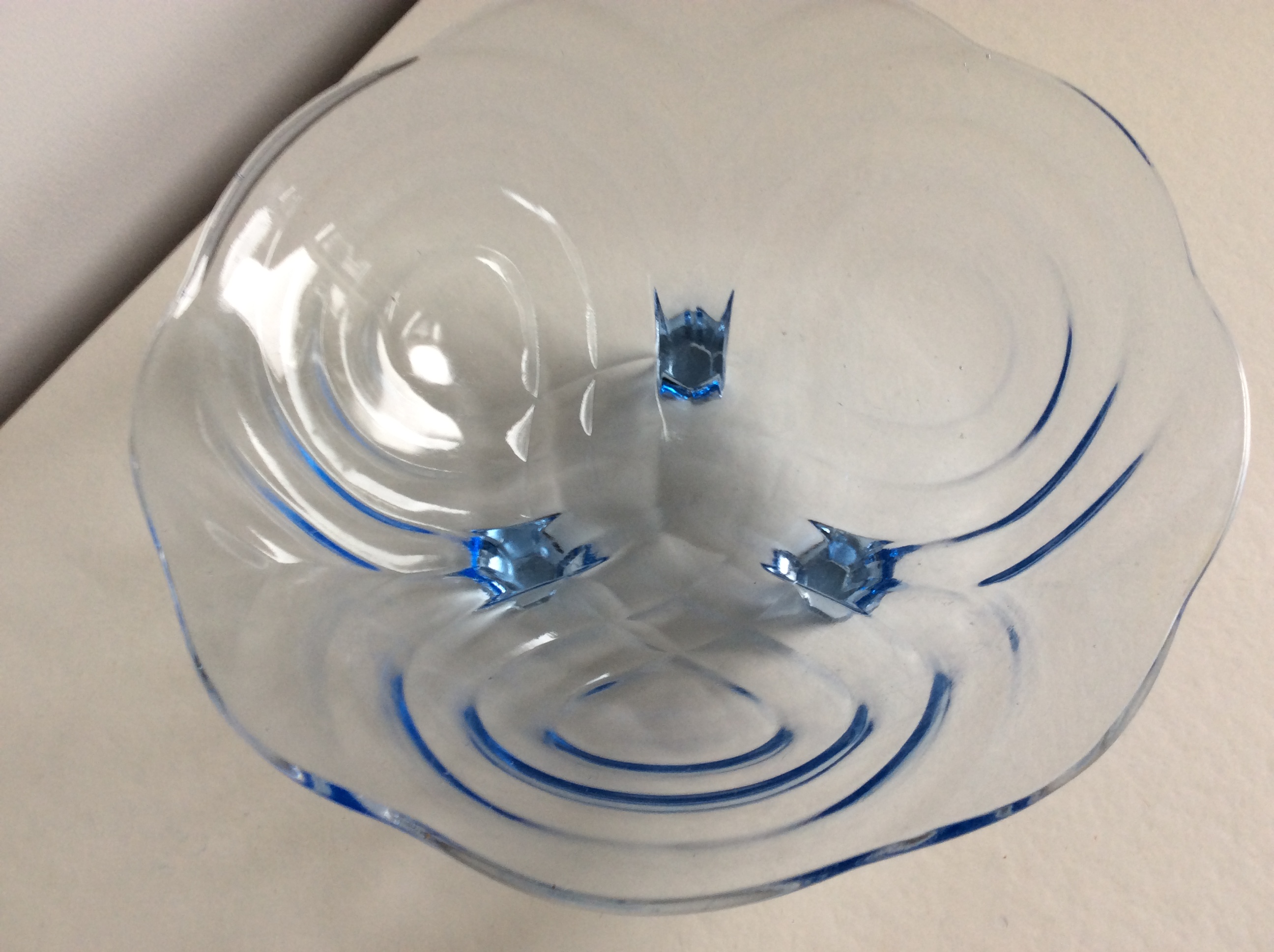 Walther glas - Art Deco fruitschaal “Rotterdam” - lichtblauw persglas kopen? Bied vanaf 35!