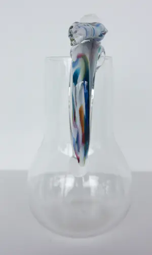 Sabine Lintzen - Glazen feest-karaf met speels gekleurd handvat kopen? Bied vanaf 60!