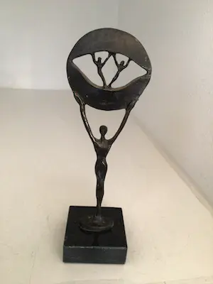 Corry Ammerlaan - Sculptuur “ Elkaar op handen dragen “ kopen? Bied vanaf 1!