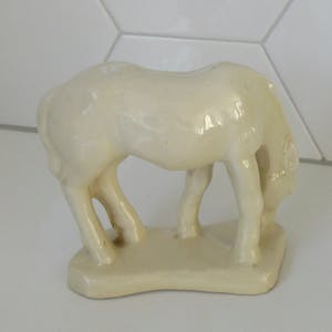 Niet of onleesbaar gesigneerd - Art deco aardewerk plastiek van een grazend paard kopen? Bied vanaf 10!