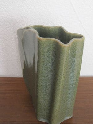 Niet of onleesbaar gesigneerd - Bijzonder vaasje van keramiek. kopen? Bied vanaf 5!